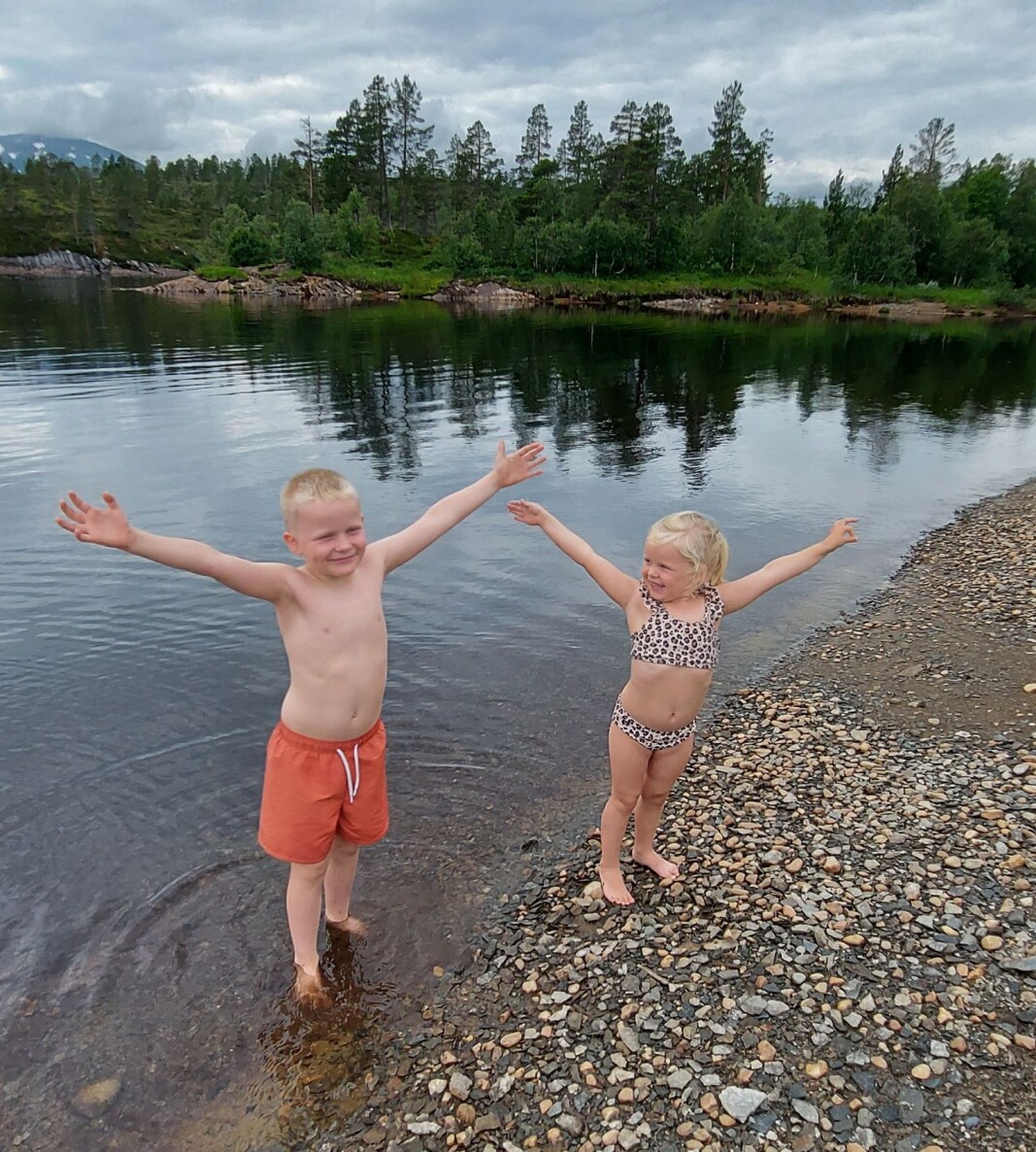 Fornøyde barnebarn på besøk hos oss på hytta i Rindal. Fornøyde barnebarn på besøk hos oss på hytta i Rindal.