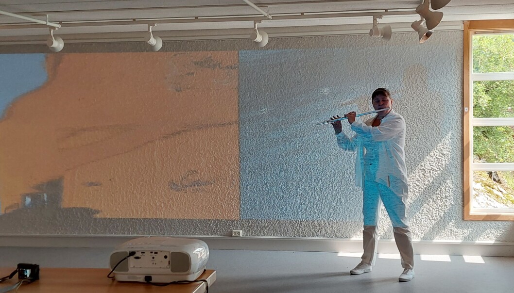 Tove Elin Strand sto for det musikalske innslaget. Her foran video av Jeremy Welsh. Tove Elin Strand sto for det musikalske innslaget. Her foran video av Jeremy Welsh.