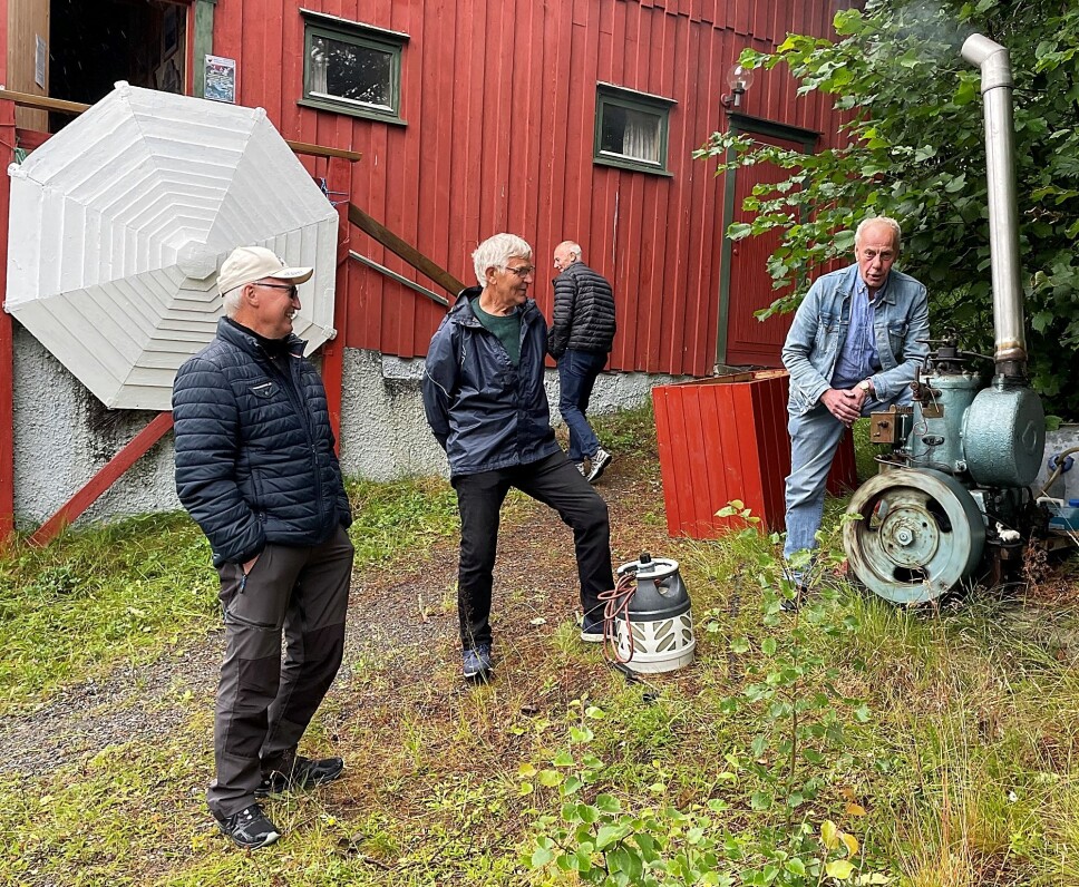 Sabben tøffa sin taktfaste velkomst til museumsgjestane. Fiskarveteran Kjell Osen frå Smøla (t.v.) saman med maskinistane Anders Vaagland og Gunnar Strand. I bakgrunnen Rolf Sæther.