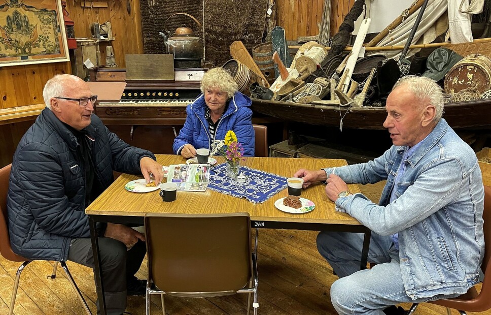 Kjell og Alma Osen frå Smøla samtalar med modellskutebyggjar Gunnar Strand om fiske og kjende fiskebåtar.
