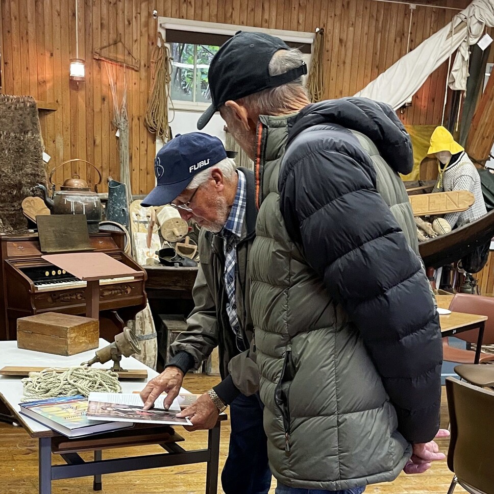 Museet byr på salg av lokal litteratur. Her blar Oddmund Gravvold og Steinar Sæterøy i husflidsboka «Nordmørssøm».