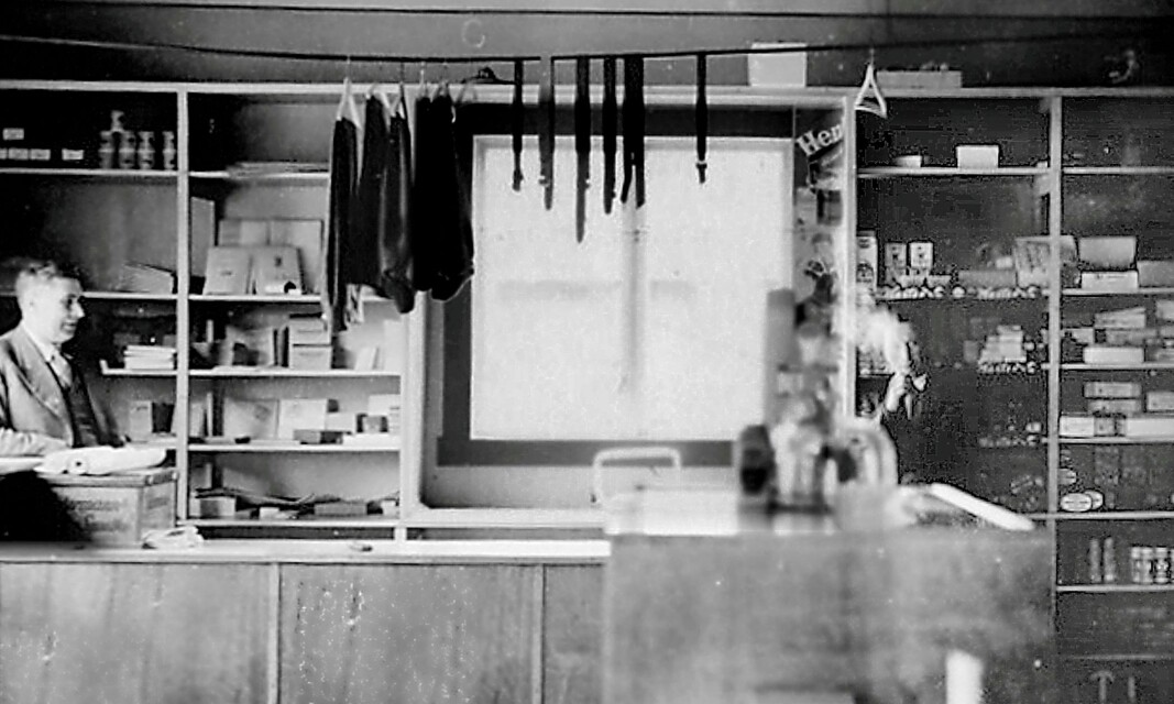 Butikken Innergarden vart starta av Aage Garthe i 1930-åra. Truleg er det han vi ser til venstre på dette biletet frå rundt 1940 Butikken Innergarden vart starta av Aage Garthe i 1930-åra. Truleg er det han vi ser til venstre på dette biletet frå rundt 1940
