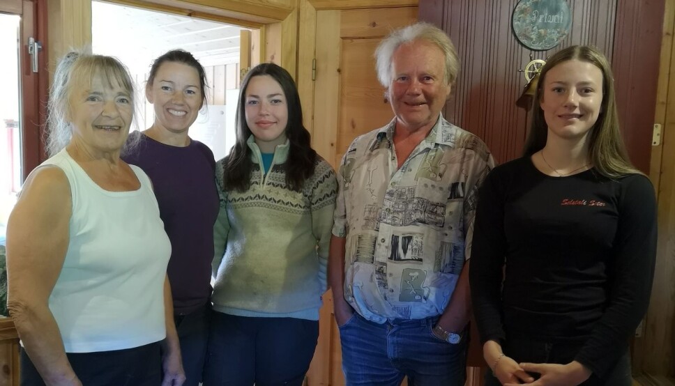 F.v. Nanfrid, dattera Marit, barnebarnet Kristin, ektemannen Sigmund og barnebarnet Marte.