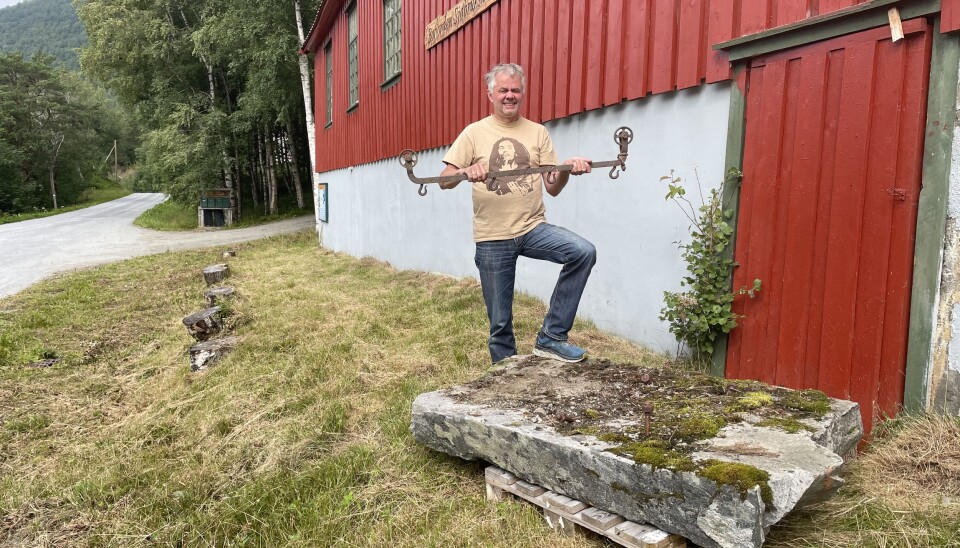 Ingebrigt Garthe med fundament og transportblokk frå gamle Bøfjordens Meieri.