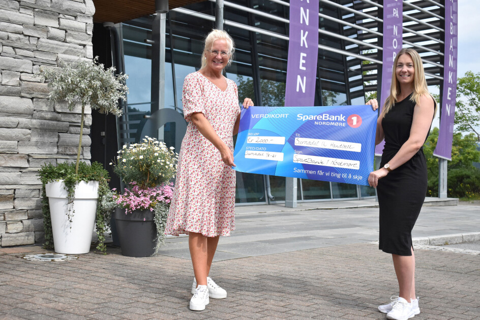 Markedsansvarlig Liv Dalsegg i Sparebank 1 Nordmøre og leder i håndballgruppa i Surnadal IL, Heidi Haltli