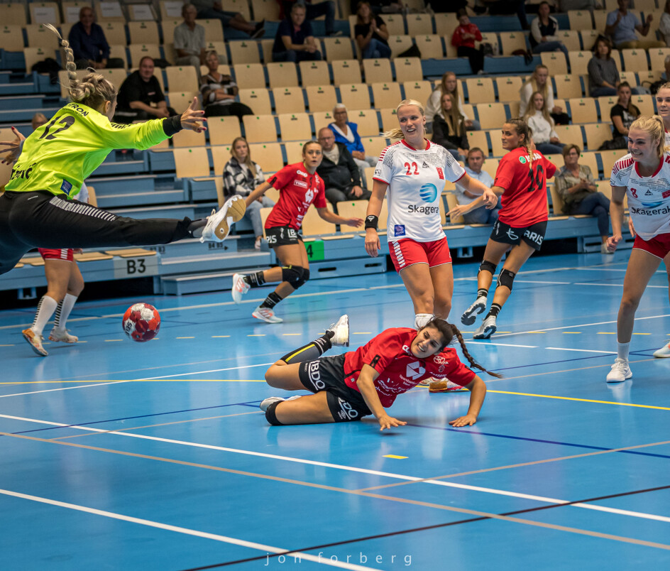 Sherin Obaidli og resten av Molde HK Elite gjester Surnadal idrettshall søndag