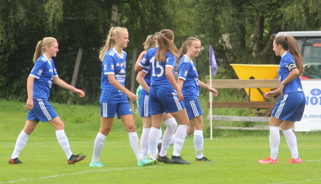 Ane Mogstad (f.v.), Alice Eide Naustbakk, Marte Nes, Mathea Lysø (skjult), Stine Fiske og Oda Bæverfjord har grunn til å smile etter Lysø si 2-0-scoring. Ane Mogstad (f.v.), Alice Eide Naustbakk, Marte Nes, Mathea Lysø (skjult), Stine Fiske og Oda Bæverfjord har grunn til å smile etter Lysø si 2-0-scoring.
