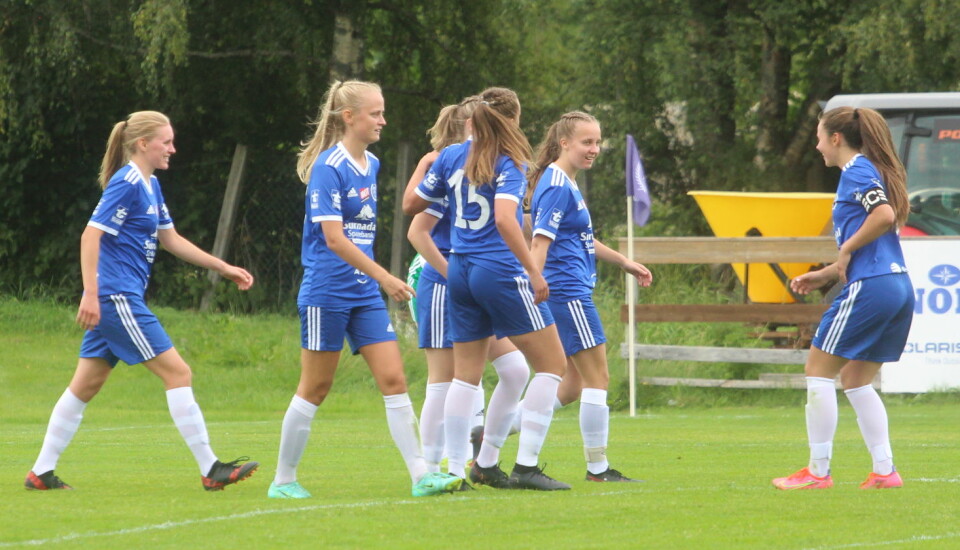 Ane Mogstad (f.v.), Alice Eide Naustbakk, Marte Nes, Mathea Lysø (skjult), Stine Fiske og Oda Bæverfjord har grunn til å smile etter Lysø si 2-0-scoring.