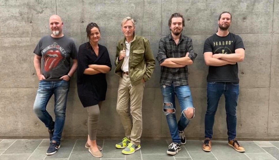 Rolf Paulsen (f.v.), Linda Botten, Ola Gaute Aas Askheim, Gard Rognskog Nødset og Frank Spoon Botten står på scenen under konserten 'Bowie på norsk' i Surnadal Billag fredag 13. august. Det gjør også bassist Knut Hofseth, som ikke var til stede da bildet ble tatt.