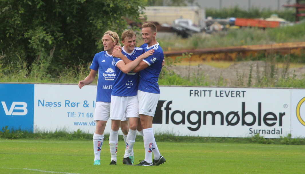 Frikk Hauglann Talgø, Tore Næss og Andreas Dalsegg Sæter feirar Næss si 5-2-scoring mot KIL/Hemne.