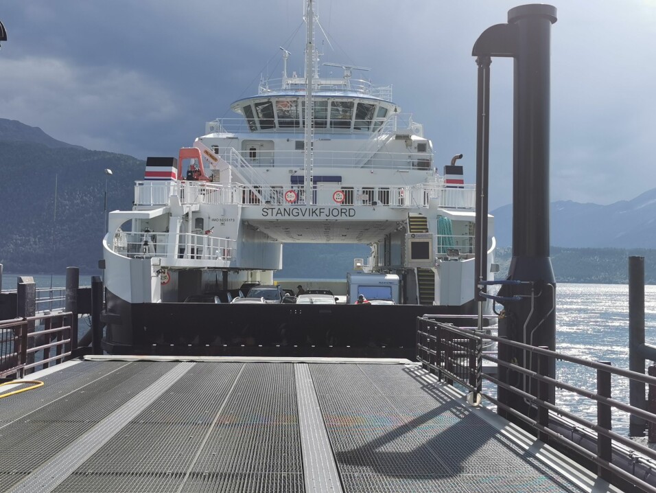 Den nye hybridferga Stangvikfjord legger til kai på Kvanne. Den er for dyr å reise med, mener Ap