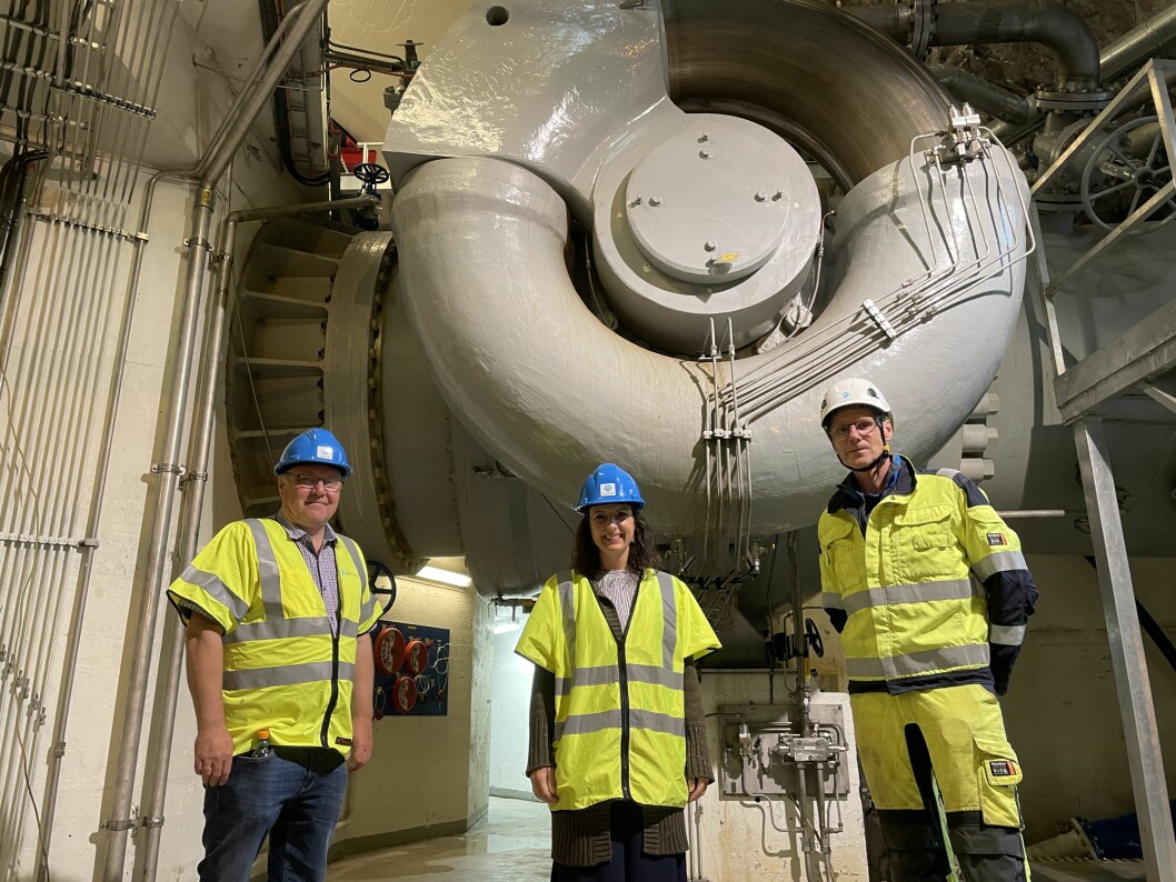 Pedersen, Klinge og Ingstad framfor generatoren i Trollheim Kraftverk.