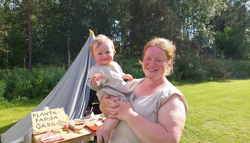 Hilde Elin og datteren Åshild (9 mnd.) er to av vikingene du kan møte på tjønna.
