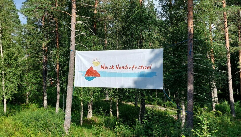 Norsk Vandrefestivals banner henger utenfor festivalområdet på Igltjønna.