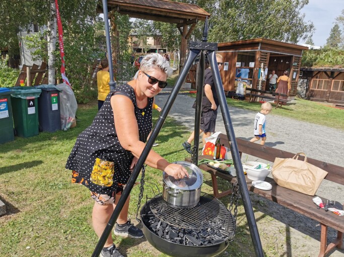 Britt Grete Moen kokkelerer på grillen Britt Grete Moen kokkelerer på grillen