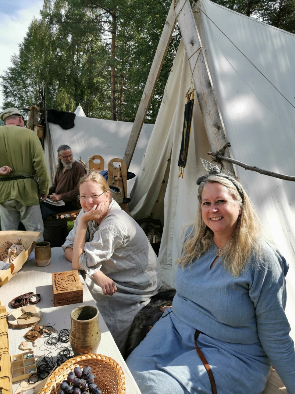 Vikingemarked: Hilde Ødegård og Birgit Fagerli selger smykker med motiv fra vikingetida