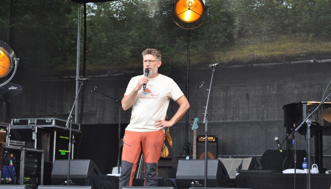 Tom Godtland introduserar bandet Tom Godtland introduserar bandet