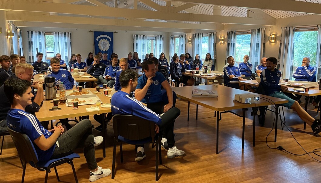 Store smil preget salen da primus motor og A-lagslagleder Heid Snekvik presenterte planene om innspilling av ny Surnadalslåt. Store smil preget salen da primus motor og A-lagslagleder Heid Snekvik presenterte planene om innspilling av ny Surnadalslåt.