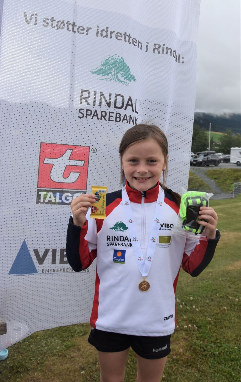 Mille med deltakerpremie. Alle i alderen 8-13 år fikk deltakerpremie. Vi skulle ha hatt med flere i denne aldersgruppa. Man lærer av å delta. Mille deltok i tre øvelser Mille med deltakerpremie. Alle i alderen 8-13 år fikk deltakerpremie. Vi skulle ha hatt med flere i denne aldersgruppa. Man lærer av å delta. Mille deltok i tre øvelser