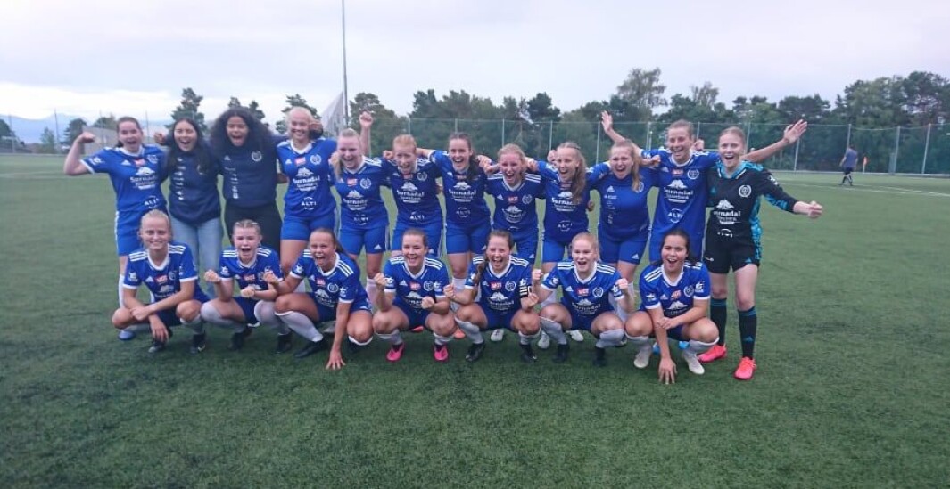 Glade Surnadal/Søya/Todalen-spelarar etter 4-2-seier borte mot Molde 2 i serieopninga torsdag. Glade Surnadal/Søya/Todalen-spelarar etter 4-2-seier borte mot Molde 2 i serieopninga torsdag.