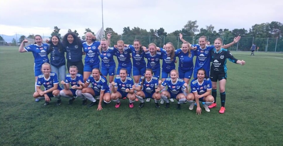 Glade Surnadal/Søya/Todalen-spelarar etter 4-2-seier borte mot Molde 2 i serieopninga torsdag.