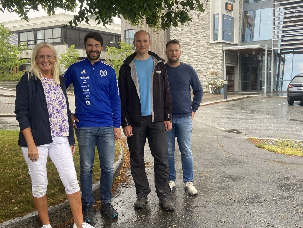 Liv Dalsegg fra Sparebank 1 Nordmøre, sammen med Sondre Ormset, Daniel Zwick og Frode Raaen fra Surnadal IL