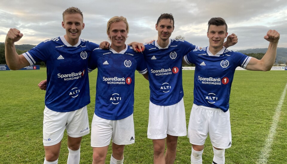 Arkivfoto: Målscorer og Surnadals beste spiller Andreas Dalsegg Sæter (f.v.), Frikk Hauglann Talgø, Sander Smevoll og Arnstein Aasbø. Arkivfoto: Målscorer og Surnadals beste spiller Andreas Dalsegg Sæter (f.v.), Frikk Hauglann Talgø, Sander Smevoll og Arnstein Aasbø.