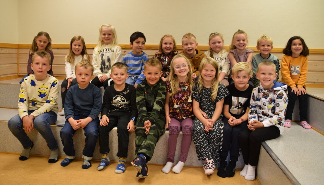En munter gjeng inne på klasserommet. En munter gjeng inne på klasserommet.