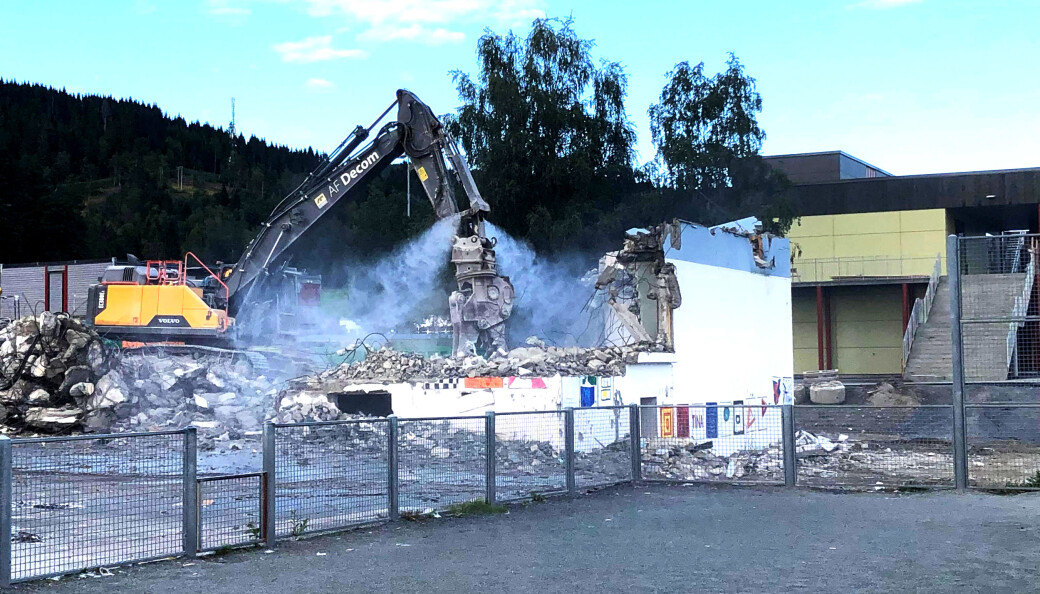 Tirsdag kveld ble siste rest av blåbygget på Øye skule jevnet med jorden Tirsdag kveld ble siste rest av blåbygget på Øye skule jevnet med jorden