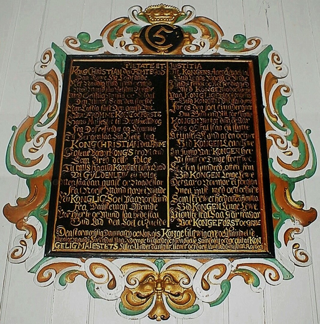 Diktet på «Kongetavla» i Mo fortel om Christian V si reise gjennom Surnadalen i 1685. Diktet på «Kongetavla» i Mo fortel om Christian V si reise gjennom Surnadalen i 1685.