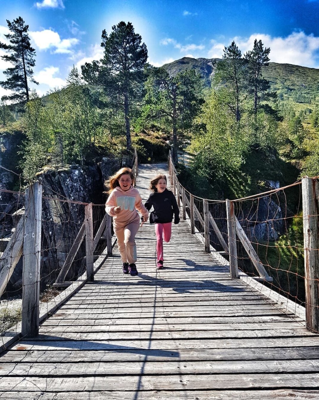 Å løpe på hengebrua i Vindøldalen er spennende! 🤩 Å løpe på hengebrua i Vindøldalen er spennende! 🤩