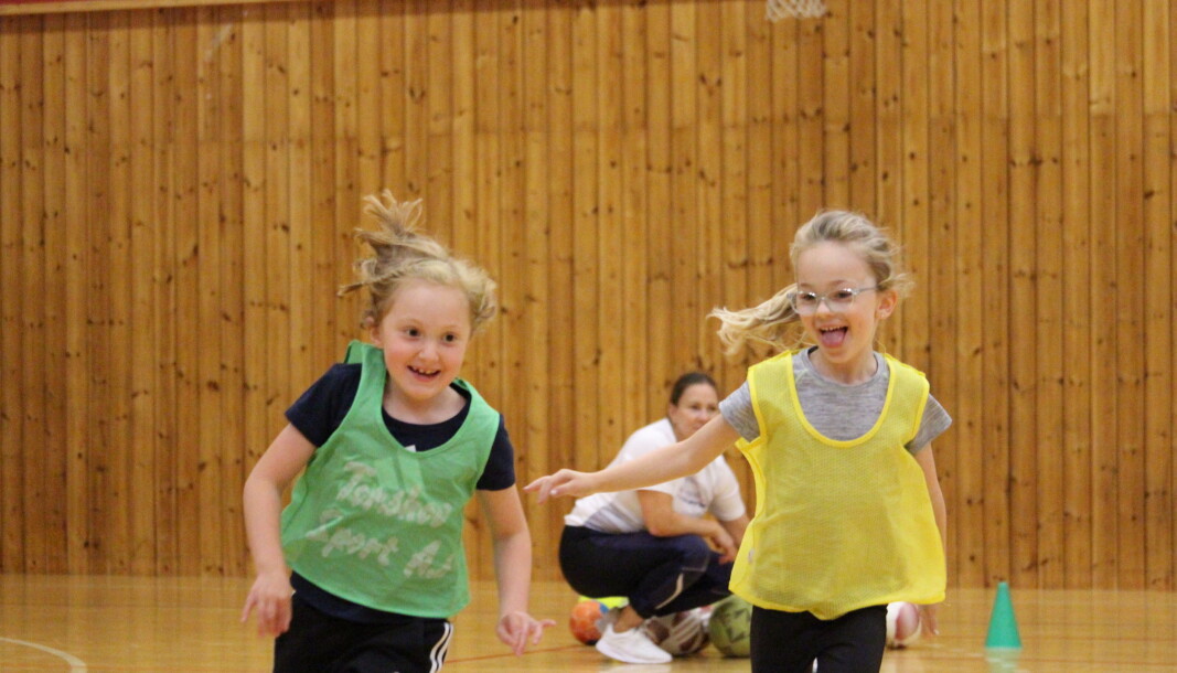 Det ser ut som Anneli og Mathilde har det artig på fotballtrening. Det ser ut som Anneli og Mathilde har det artig på fotballtrening.