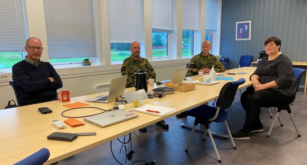F.v. Kommunedirektør Mons Otnes, liaisonoffiser John Arnold Merkesnes, NK for Heim Heimevernsområde Daniel Hellem og ordfører Vibeke Langli. F.v. Kommunedirektør Mons Otnes, liaisonoffiser John Arnold Merkesnes, NK for Heim Heimevernsområde Daniel Hellem og ordfører Vibeke Langli.