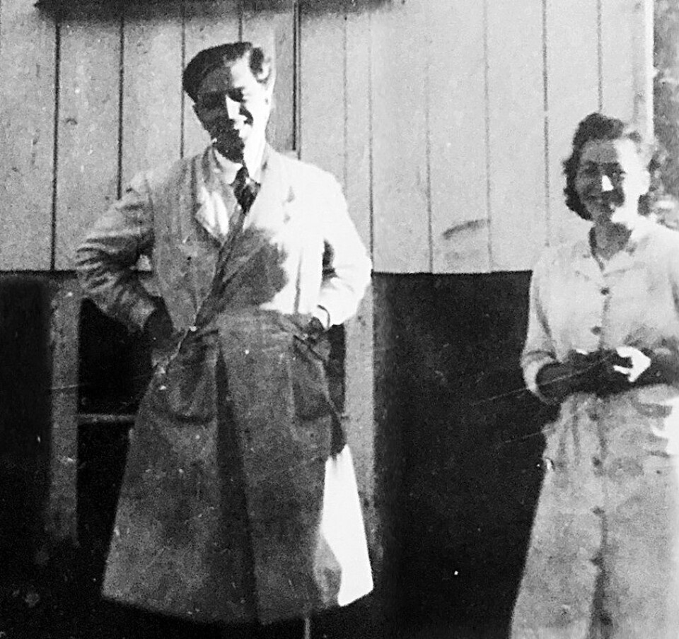 Styrar Ole Sjøflot og ekspeditør Åsta Staknes framfor butikken i Bøgeilen rundt 1950.