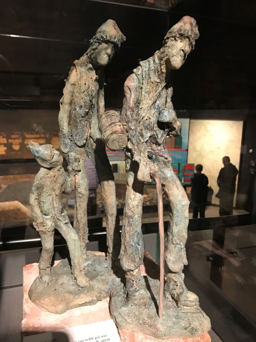 Barnearbeid var vanlig. Fra 7 år vasket barna stein. Kunstneren Per Sverre Dahl har laget figurene. Barnearbeid var vanlig. Fra 7 år vasket barna stein. Kunstneren Per Sverre Dahl har laget figurene.