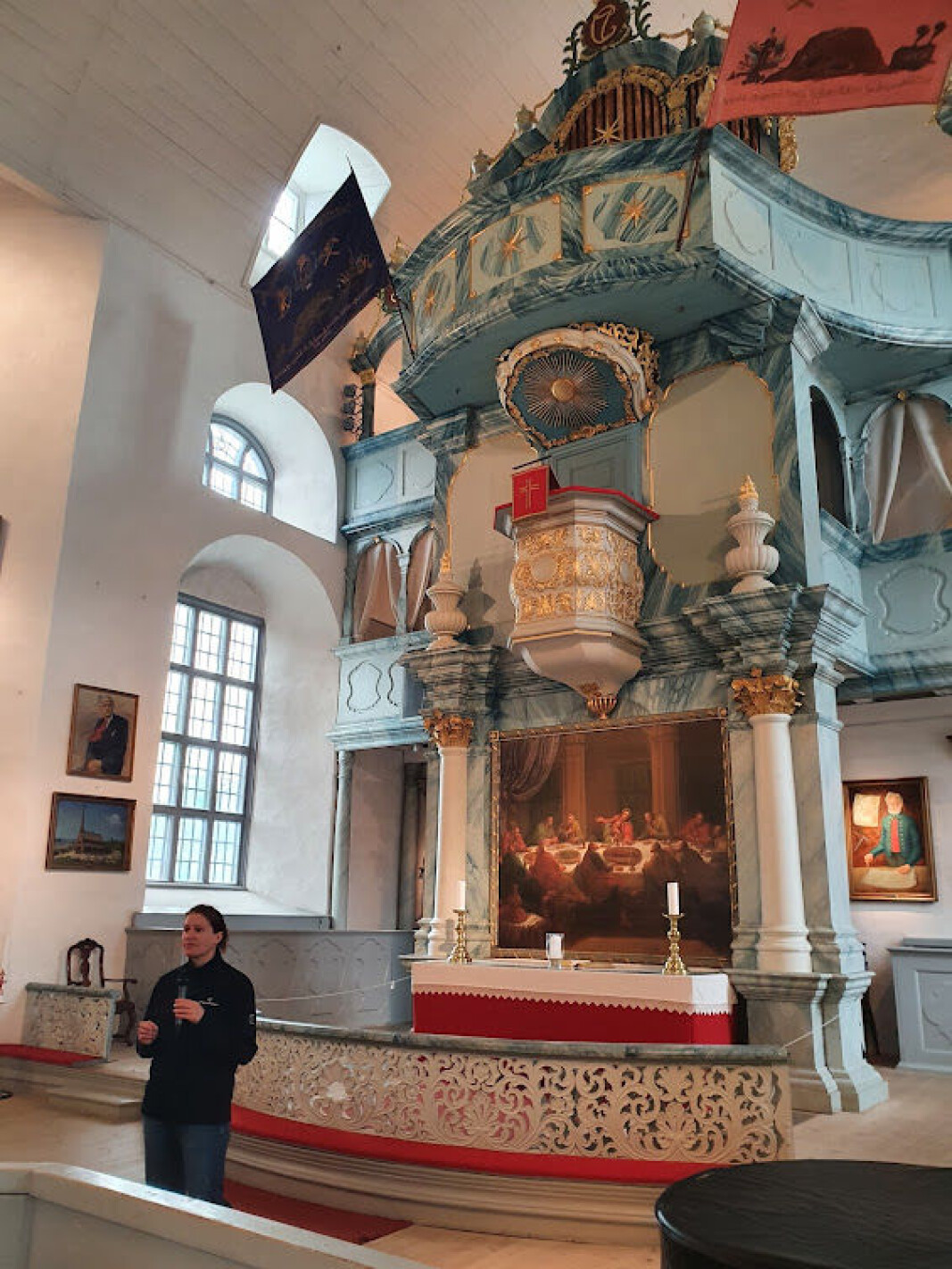 Omvisning i Røros kirke som også kalles Bergstaden Ziir. Omvisning i Røros kirke som også kalles Bergstaden Ziir.