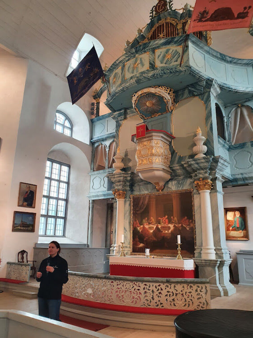 Omvisning i Røros kirke som også kalles Bergstaden Ziir. Omvisning i Røros kirke som også kalles Bergstaden Ziir.