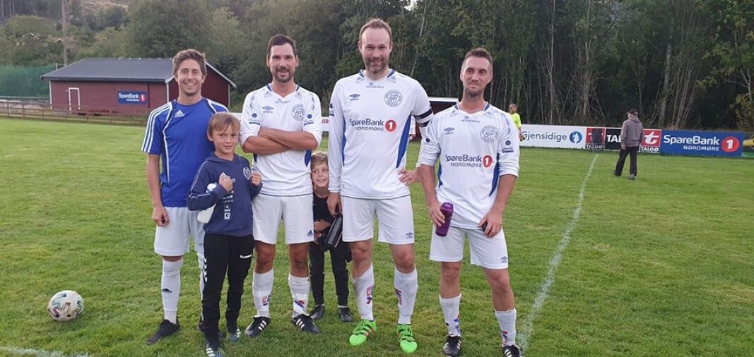 Søyas målscorere mot Batnfjord: Stein Todalshaug (f.v.), Webjørn Holten (to mål), Jostein Kvendset og Vegard Kvande Moen (tre mål). Maskotene Niklas og Jakob var også fornøyde med storseieren! Søyas målscorere mot Batnfjord: Stein Todalshaug (f.v.), Webjørn Holten (to mål), Jostein Kvendset og Vegard Kvande Moen (tre mål). Maskotene Niklas og Jakob var også fornøyde med storseieren!