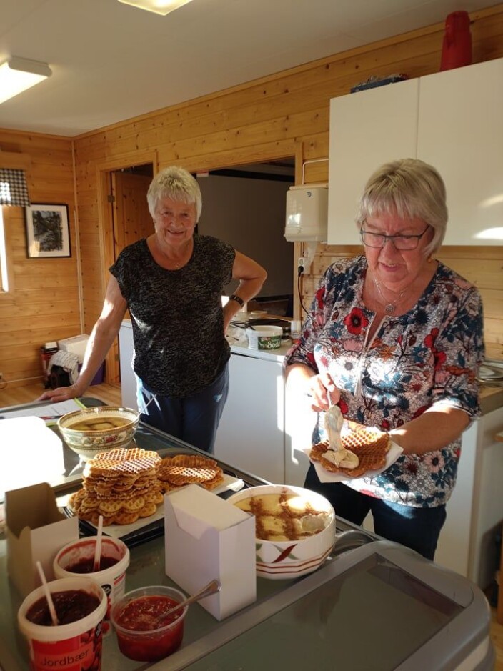 "Bakels og græt-sjefene" Brit Hansen og Anny Haugen i full sving i kiosken. "Bakels og græt-sjefene" Brit Hansen og Anny Haugen i full sving i kiosken.