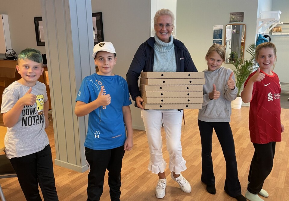 Klar tommel opp frå femteklassingane då Liv Dalsegg kom med pizza på vegne av SpareBank 1 Nordmøre.