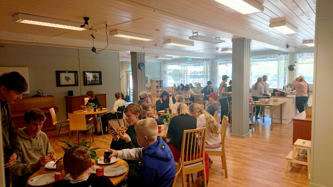 Topp stemning og mykje folk på ungdomsklubb torsdag kveld. Topp stemning og mykje folk på ungdomsklubb torsdag kveld.
