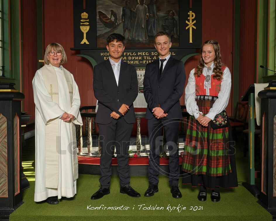 Konfirmanter i Todalen kirke 2021. Foran fra venstre: Prest Kristin Strand, Van Adrian Hadraque Ansnes, Johan Ranes og Edel Therese Karlsen