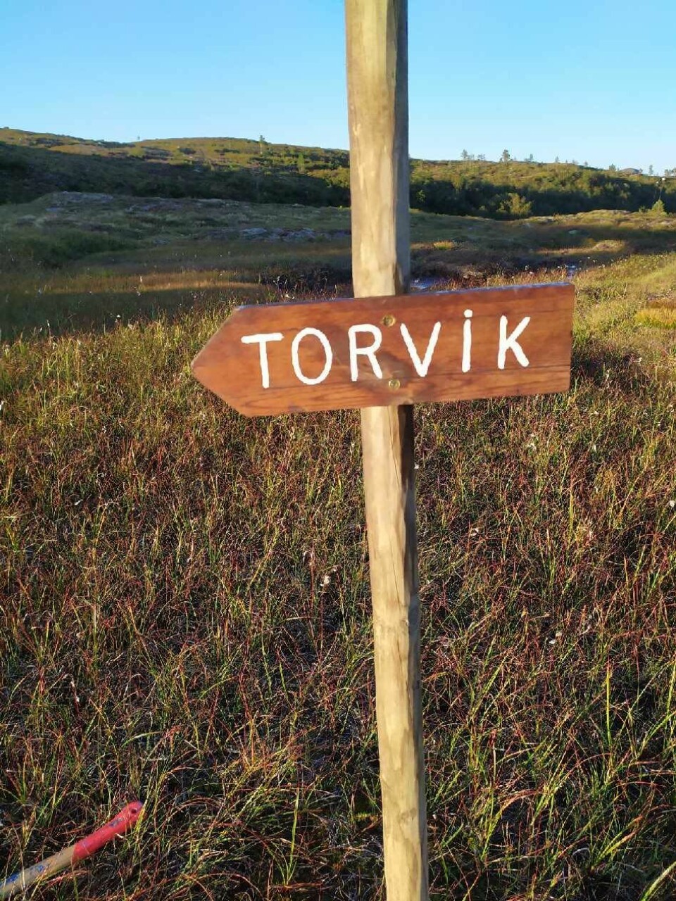 Ved vintermerkinga til Strengen er dette skiltet sett opp, og viser veg ned til Torvik.