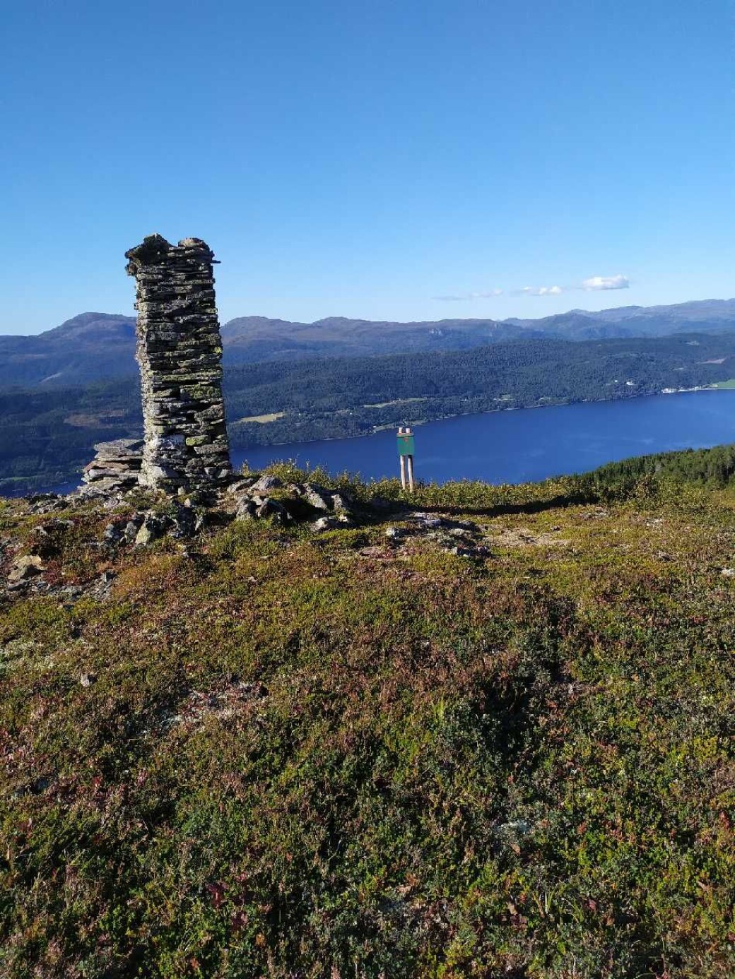 Sivertvarden er vel verd eit besøk. Utsikta herifra er formidabel. Sivertvarden er vel verd eit besøk. Utsikta herifra er formidabel.