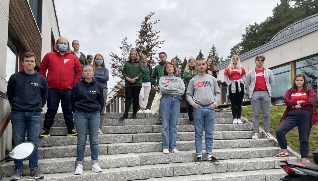 Fredag ble de fysiske skoledebattene avlyst. Mandag skulle det vært debatt ved Surnadal vidaregåande skole, og ungdomspartiene møtte opp for å protestere på avlysningen. Fredag ble de fysiske skoledebattene avlyst. Mandag skulle det vært debatt ved Surnadal vidaregåande skole, og ungdomspartiene møtte opp for å protestere på avlysningen.