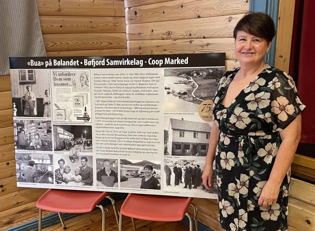 Stolt styrar Mayse attmed plansjen som i ord og bilete fortel viktig Bøfjord-historie. Frå feiringa på Grendahuset. Stolt styrar Mayse attmed plansjen som i ord og bilete fortel viktig Bøfjord-historie. Frå feiringa på Grendahuset.
