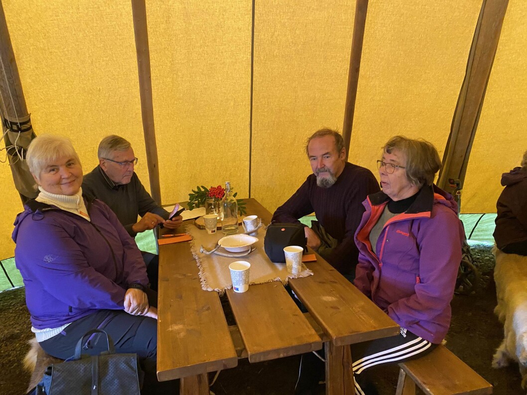 Trivelig inne i lavvoen. Trivelig inne i lavvoen.
