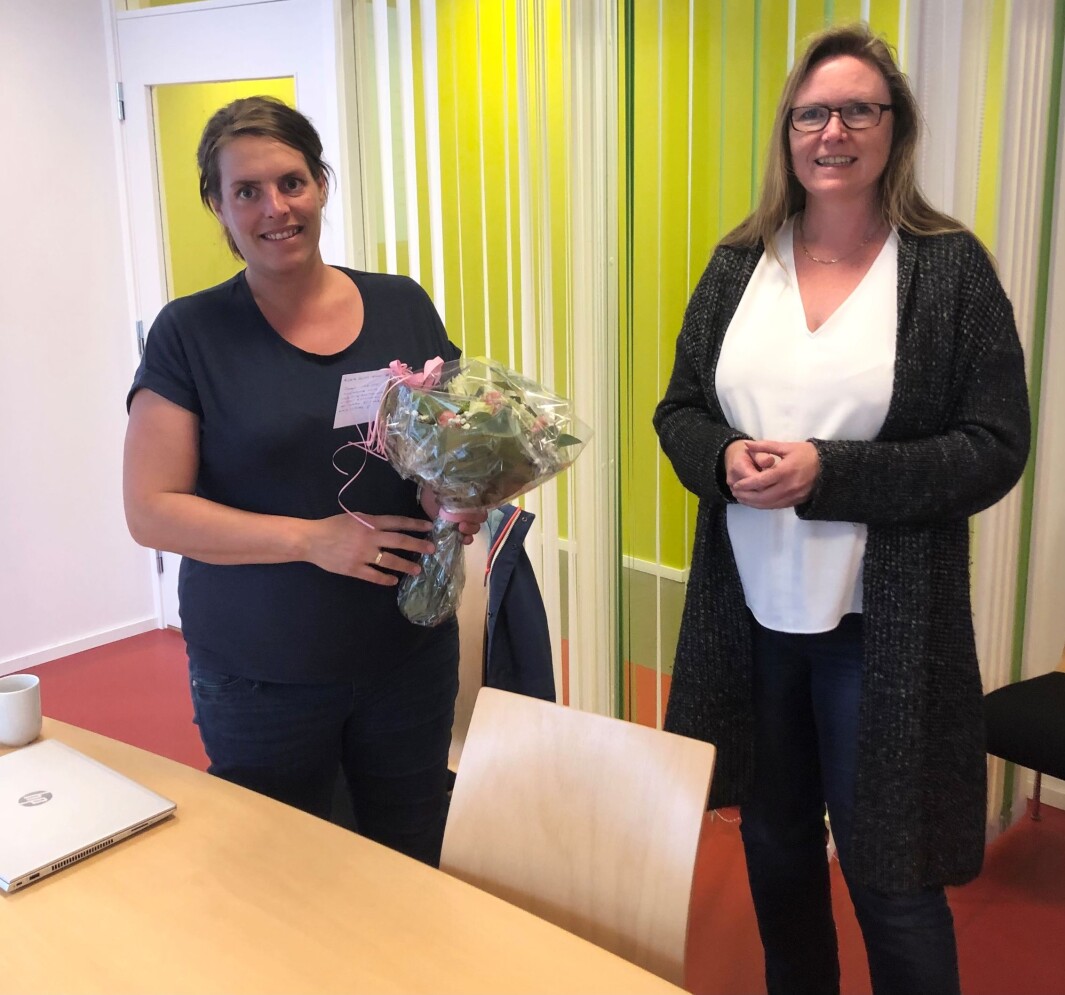 Vaksinekoordinator Gunn Heidi Ansnes får velfortente blomster av kommunalsjef Gunhild Eidsli. Vaksinekoordinator Gunn Heidi Ansnes får velfortente blomster av kommunalsjef Gunhild Eidsli.