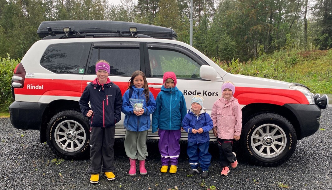Kristin, Live, Oda, Helle og Jakob med pengeposen til Røde Kors. Kristin, Live, Oda, Helle og Jakob med pengeposen til Røde Kors.