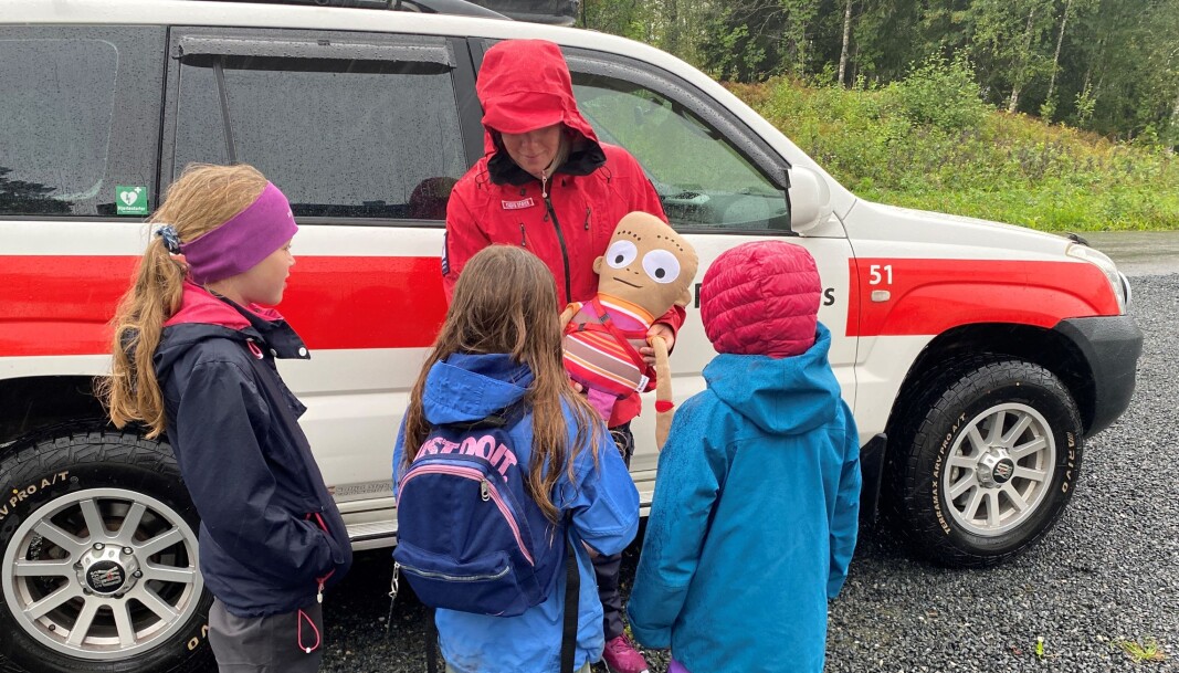 Vigdis Opøien hadde med "Henry" i Røde Kors-bilen. Henry er ganske uheldig, så han skader seg av og til og trenger plaster, forteller hun. Jentene husker Henry fra barnhagen. Vigdis Opøien hadde med "Henry" i Røde Kors-bilen. Henry er ganske uheldig, så han skader seg av og til og trenger plaster, forteller hun. Jentene husker Henry fra barnhagen.